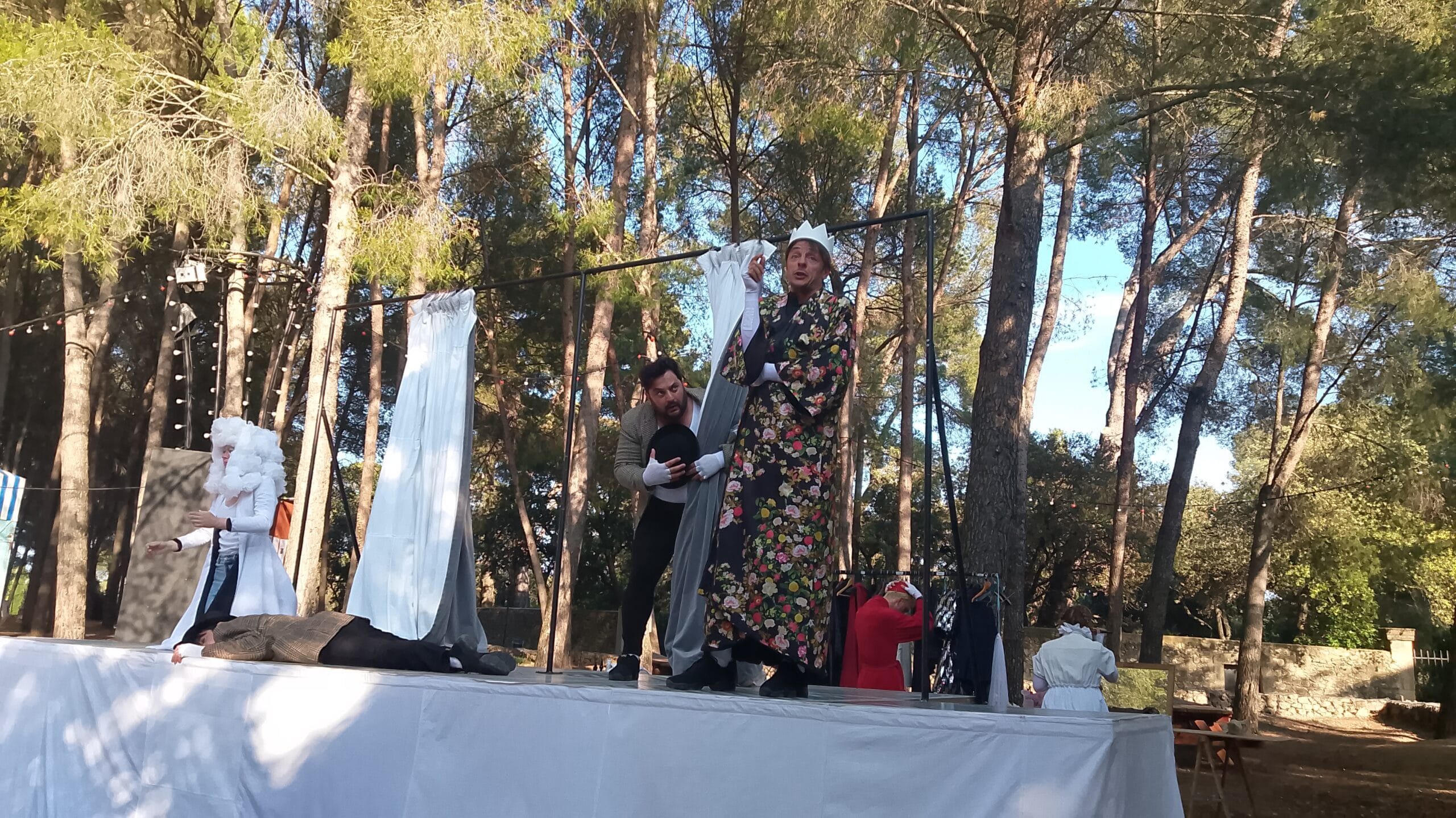 La Troupe De Simon Falguières Sur Les Pas De Molière